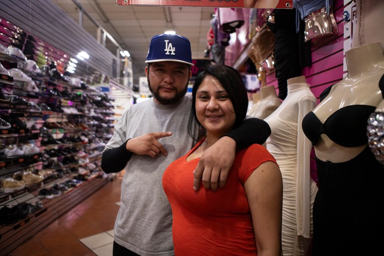 Image for Los latinos de California están enojados con Trump. Sus votos a favor de la manipulación de distritos electorales por parte de los demócratas lo demuestran
